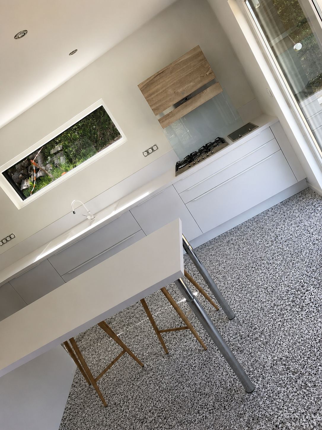 Cuisine moderne avec sol en résine effet flakes gris et blanc — réalisation ALR Design