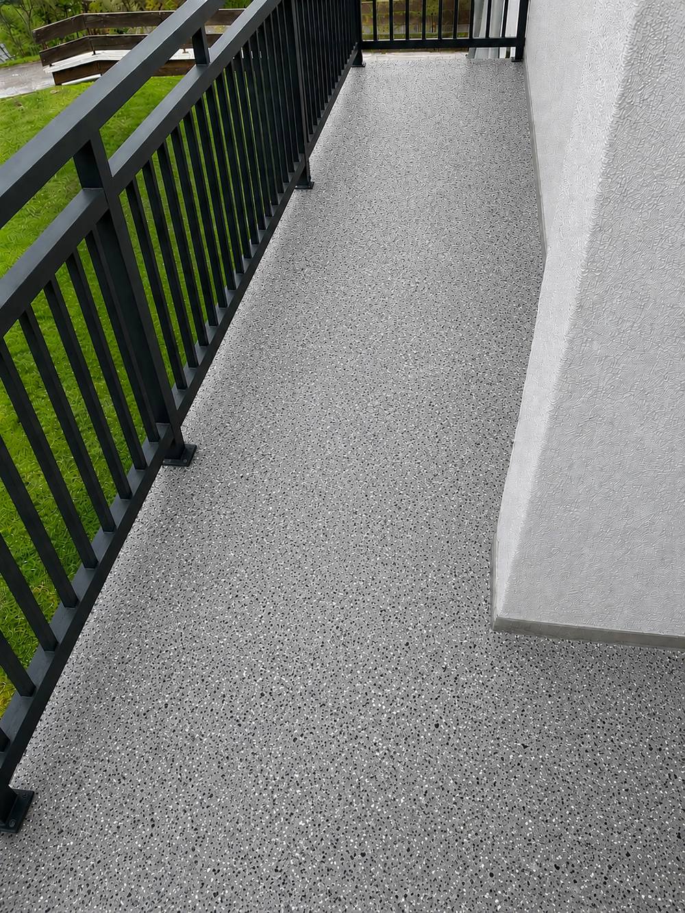 Sol en résine effet flakes gris, finition antidérapante sur une terrasse — réalisation ALR Design