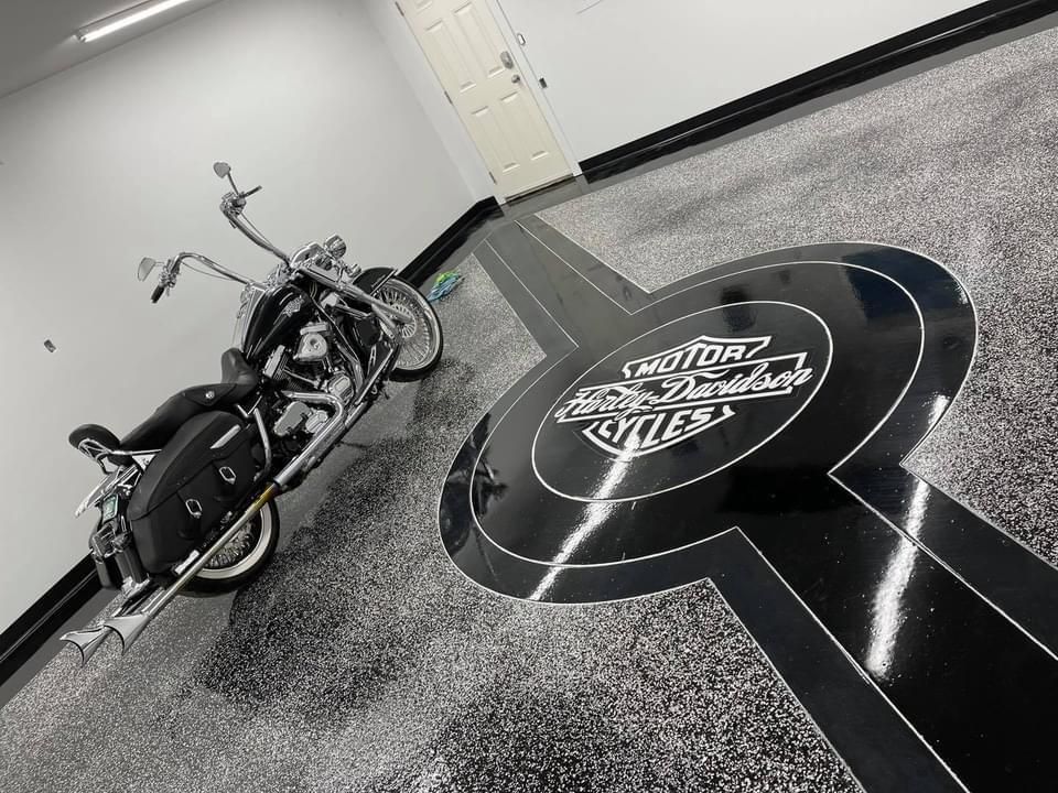 Sol en résine flakes avec logo Harley-Davidson incrusté dans un garage — création personnalisée ALR Design